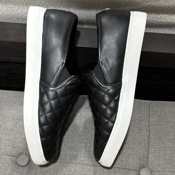 Steve Madden Black Quilted slip on sneakers 9 - Picture 4 of 5